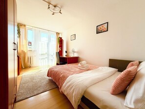 1 dormitorio, tabla de planchar con plancha, wifi y ropa de cama