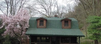 3-bedroom cabin in  Pittsburgh hot tub, 5 acres, 2 Miles’s from city center.