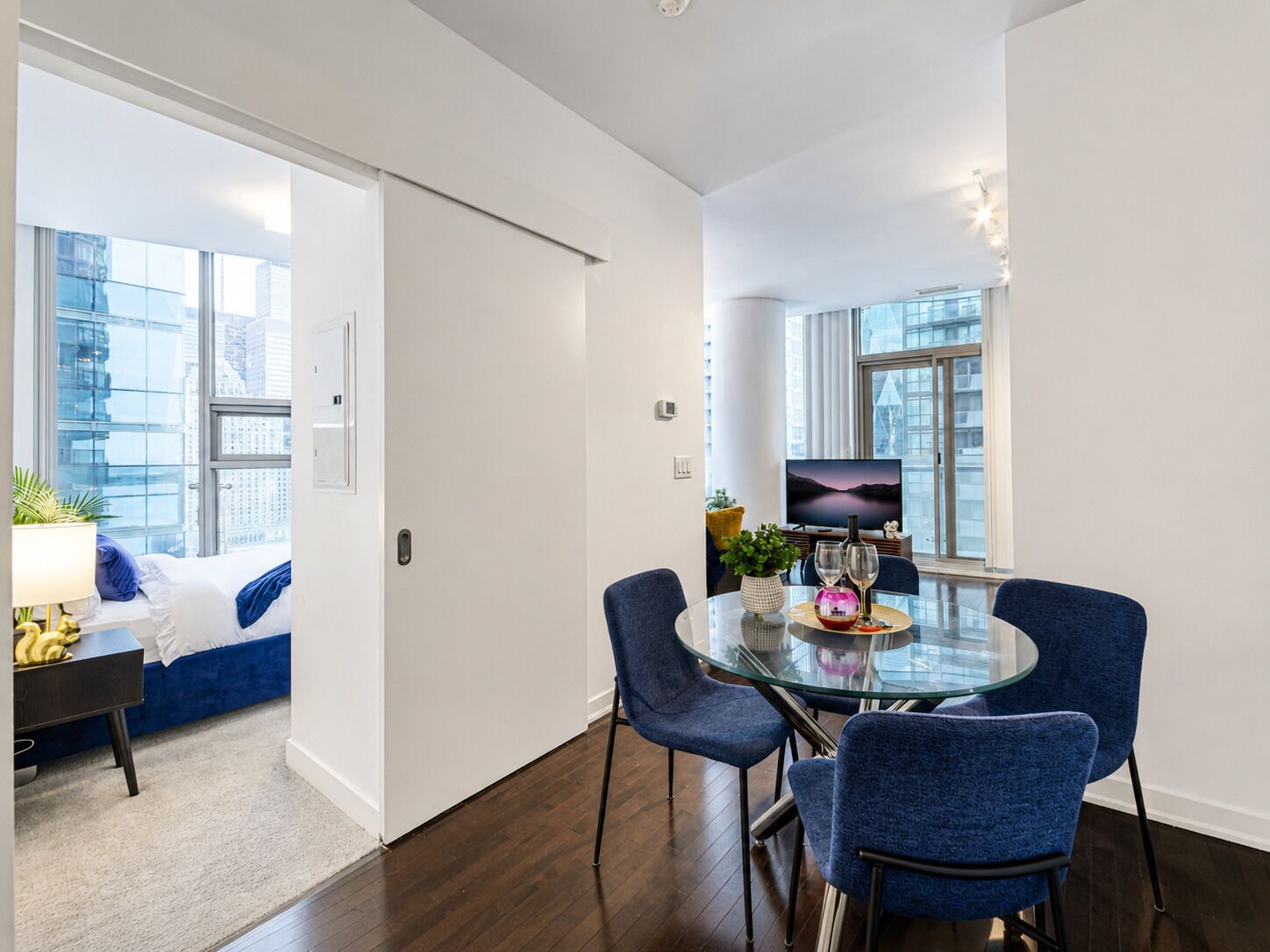 Suite Confort, 1 chambre, vue sur la ville | Aire de séjour | Téléviseur à écran plat de 50 po avec télévision numérique