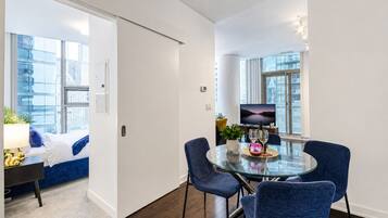 Suite Confort, 1 chambre, vue sur la ville | Aire de séjour | Téléviseur à écran plat de 50 po avec télévision numérique