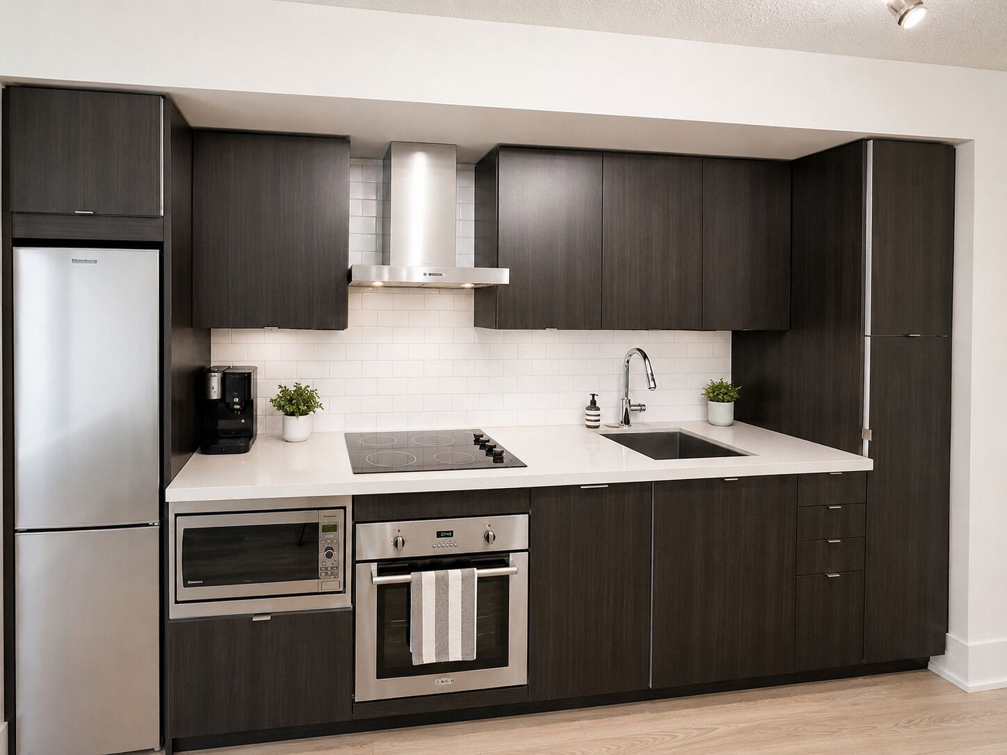 Comfort Suite, 1 Bedroom | Private kitchen | Fridge, microwave, oven, stovetop