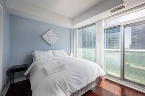 Decoración personalizada, muebles diferentes y cortinas blackout 