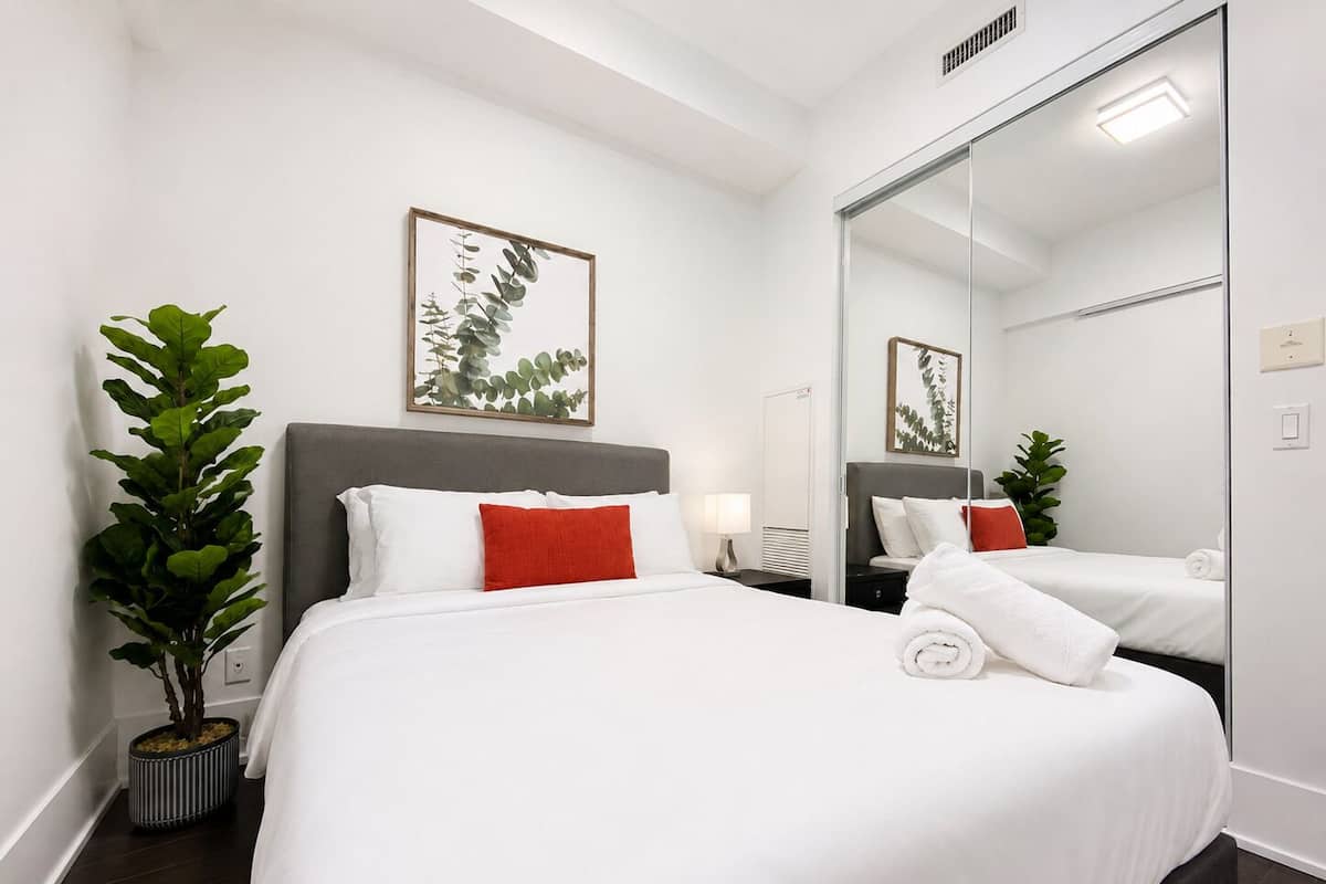 Decoración personalizada, muebles diferentes y cortinas blackout