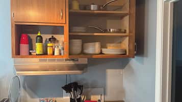Refrigerador, microondas, placa de cocina, cafetera/tetera