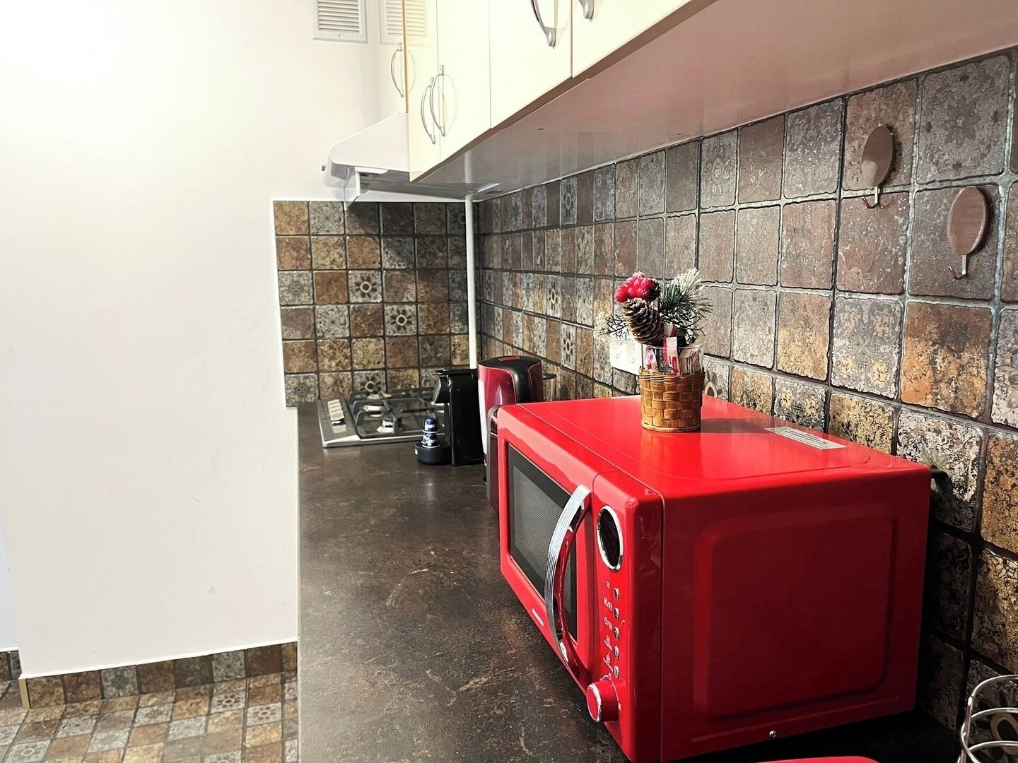 Frigorífico, microondas, horno y placa de cocina