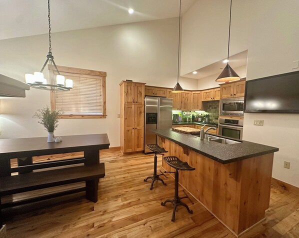 Microwave, oven, stovetop, dishwasher - Modern Light Filled Truckee Downtown Heaven (Truckee)