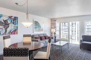 Living area - Cozy 1-bedroom condo with AC in pleasant Surfside (Surfside)