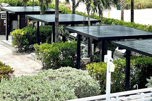 Terrace/patio - Cozy 1-bedroom condo in beautiful Surfside with AC and gym (Surfside)