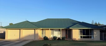 Cozy Coastal Escape | BBQ, Pool Table & Courtyard - Pet- Friendly!