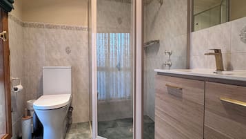 Dusche, Haartrockner, Handtücher, Seife