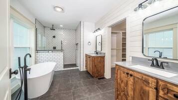 SĂšche-cheveux, serviettes fournies, savon, papier toilette