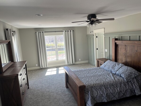 4 habitaciones, tabla de planchar con plancha, wifi y ropa de cama 