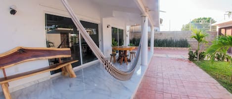 Casa familiar, aire acondicionado | Restaurante al aire libre