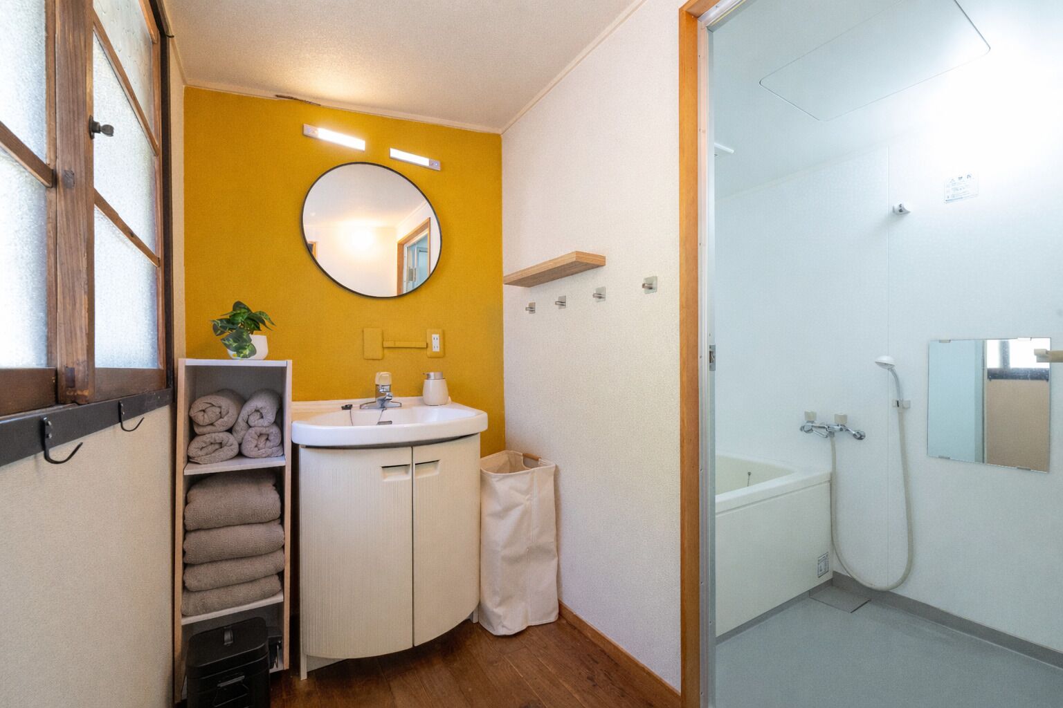 Sèche-cheveux, bidet, serviettes fournies, savon