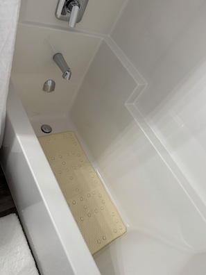 Doccia, bidet, asciugamani, sapone