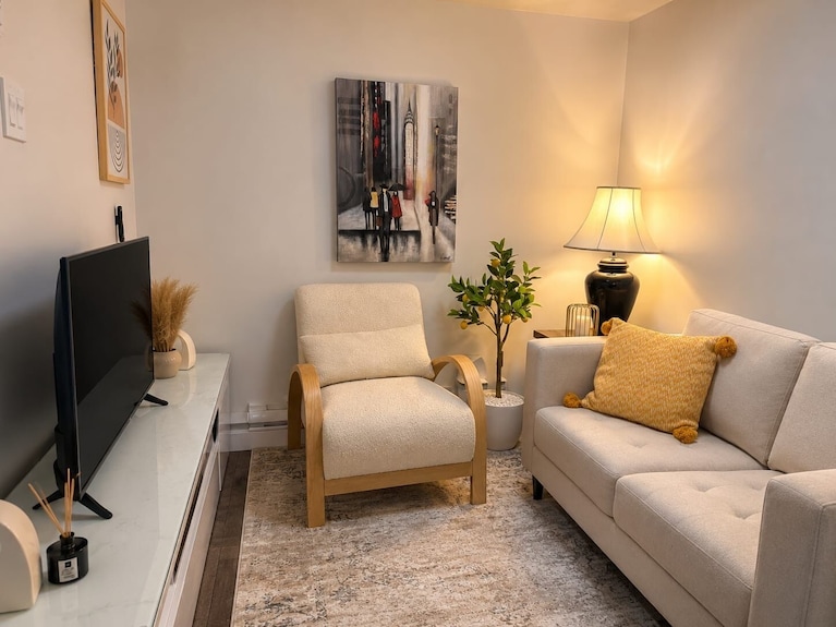 Modern & Cozy 1br | Parking, Wifi + Self Check-in - Regina