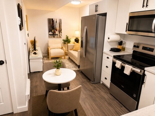 Modern & Cozy 1BR | Parking, WiFi + Self Check-in