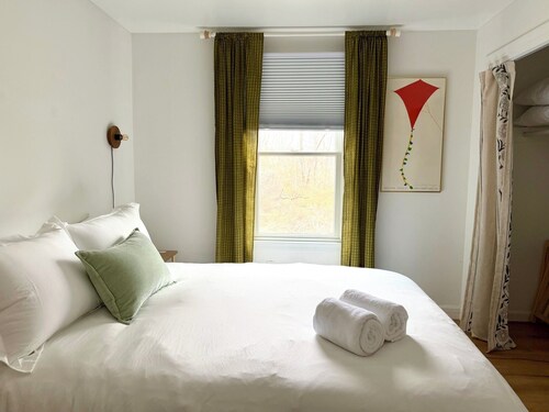 Storybook Cottage in Falmouth - Quick Walk to Shining Sea Bikeway, AC, Dogs okay