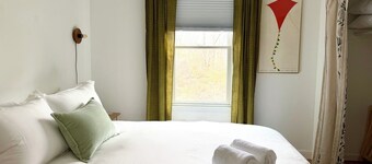 Storybook Cottage in Falmouth - Quick Walk to Shining Sea Bikeway, AC, Dogs okay