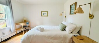 Storybook Cottage in Falmouth - Quick Walk to Shining Sea Bikeway, AC, Dogs okay