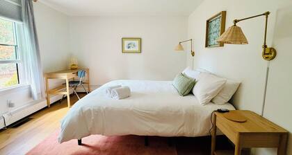 Storybook Cottage in Falmouth - Quick Walk to Shining Sea Bikeway, AC, Dogs okay