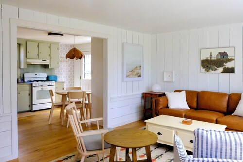 Storybook Cottage in Falmouth - Quick Walk to Shining Sea Bikeway, AC, Dogs okay