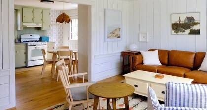 Storybook Cottage in Falmouth - Quick Walk to Shining Sea Bikeway, AC, Dogs okay