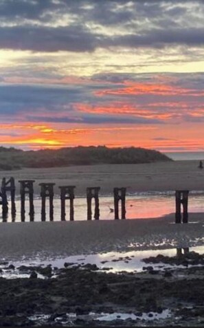 Beach nearby - Cabin Sleeps 4 with WiFi (Lossiemouth)