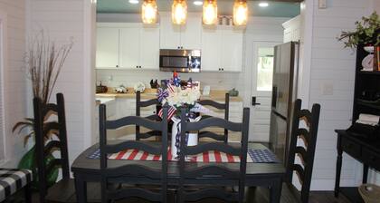 Charming Cottage between 2 rivers in historic Dunnellon FL.
