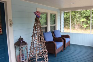 Terrace/patio -  Charming Cottage between 2 rivers in historic Dunnellon FL. (Dunnellon)