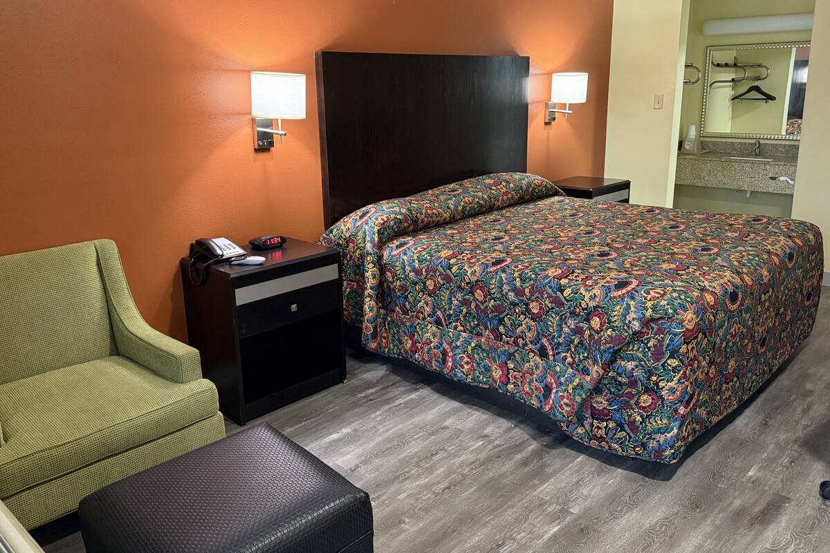 Single Room, 1 King Bed, Non Smoking | Desk, laptop workspace, iron/ironing board, free WiFi