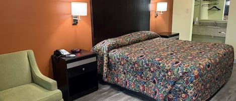 Single Room, 1 King Bed, Non Smoking | Desk, laptop workspace, iron/ironing board, free WiFi