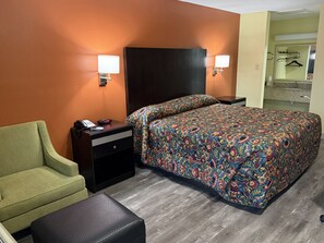Single Room, 1 King Bed, Non Smoking | Desk, laptop workspace, iron/ironing board, free WiFi