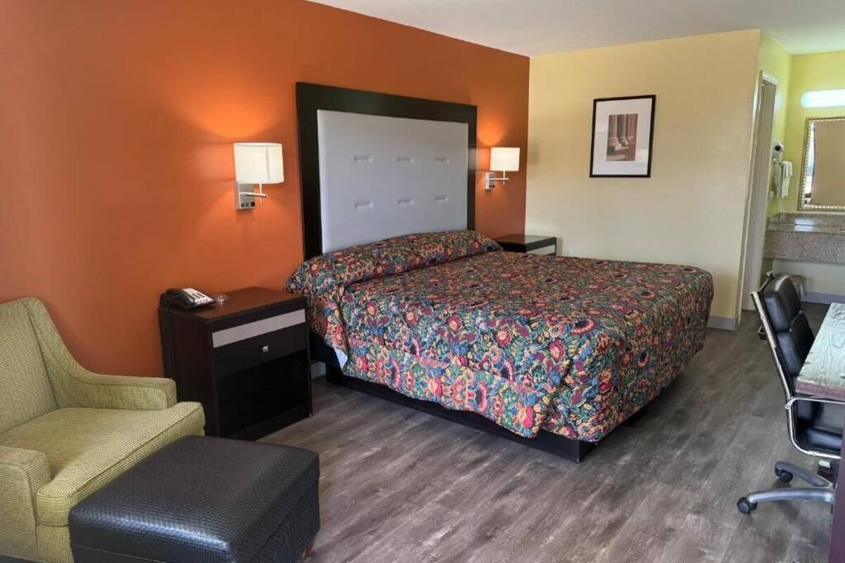 Single Room, 1 King Bed, Smoking, Air conditioning | Desk, laptop workspace, iron/ironing board, free WiFi