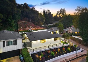 Exterior - Luxury 4BR Modern Home w/ Private Pool • Near Universal Studios & Sofi Stadium (Los Angeles)