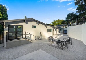 Outdoor dining - Luxury 4BR Modern Home w/ Private Pool • Near Universal Studios & Sofi Stadium (Los Angeles)
