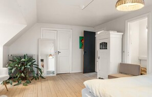 4 bedrooms, free WiFi - Gorgeous home in Rønne with WiFi (Rønne)