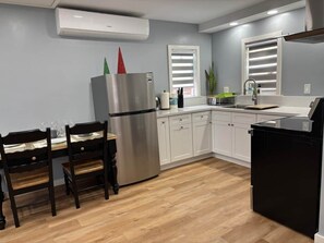 Microwave, oven, paper towels, dining tables - Cozy & Charming Standalone Home in Alhambra with Courtyard & Free Parking (Alhambra)