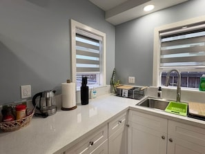 Microwave, oven, paper towels, dining tables - Cozy & Charming Standalone Home in Alhambra with Courtyard & Free Parking (Alhambra)