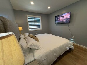 1 bedroom, in-room safe, free WiFi - Cozy & Charming Standalone Home in Alhambra with Courtyard & Free Parking (Alhambra)