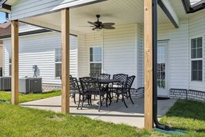 Outdoor dining - The Pond House | 5BR Retreat w/ Scenic Views (Clarksville)