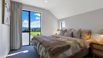 2 bedrooms, iron/ironing board, bed sheets