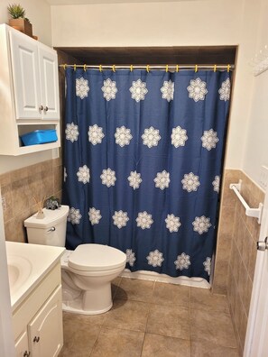 Shower, hair dryer, towels, soap - Perfect 2-bedroom apartment with AC in wonderful Elizabeth (Elizabeth)