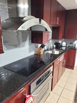 Private kitchen - Perfect 2-bedroom apartment with AC in wonderful Elizabeth (Elizabeth)