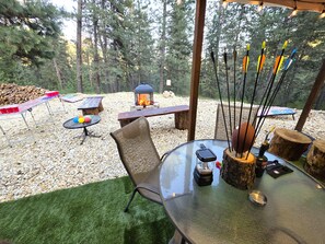 Outdoor dining - New! Boise Mountain RV Retreat - Spa - Fire Pit - Archery Range - Paddle Boards (Boise)
