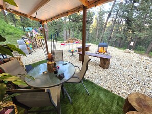 Outdoor dining - New! Boise Mountain RV Retreat - Spa - Fire Pit - Archery Range - Paddle Boards (Boise)