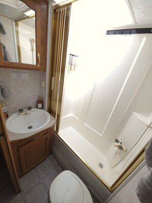 Bathroom - New! Boise Mountain RV Retreat - Spa - Fire Pit - Archery Range - Paddle Boards (Boise)