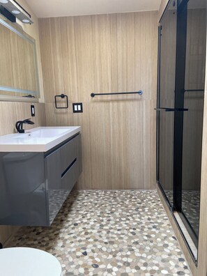 Doccia, asciugacapelli, asciugamani, sapone