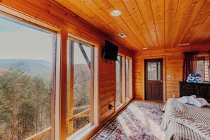 Room - NEW LISTING special pricing. Amazing views+Hot Tub+Games and Location! (Sevierville)