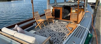 Welcome Aboard! Cozy Docked Houseboat
